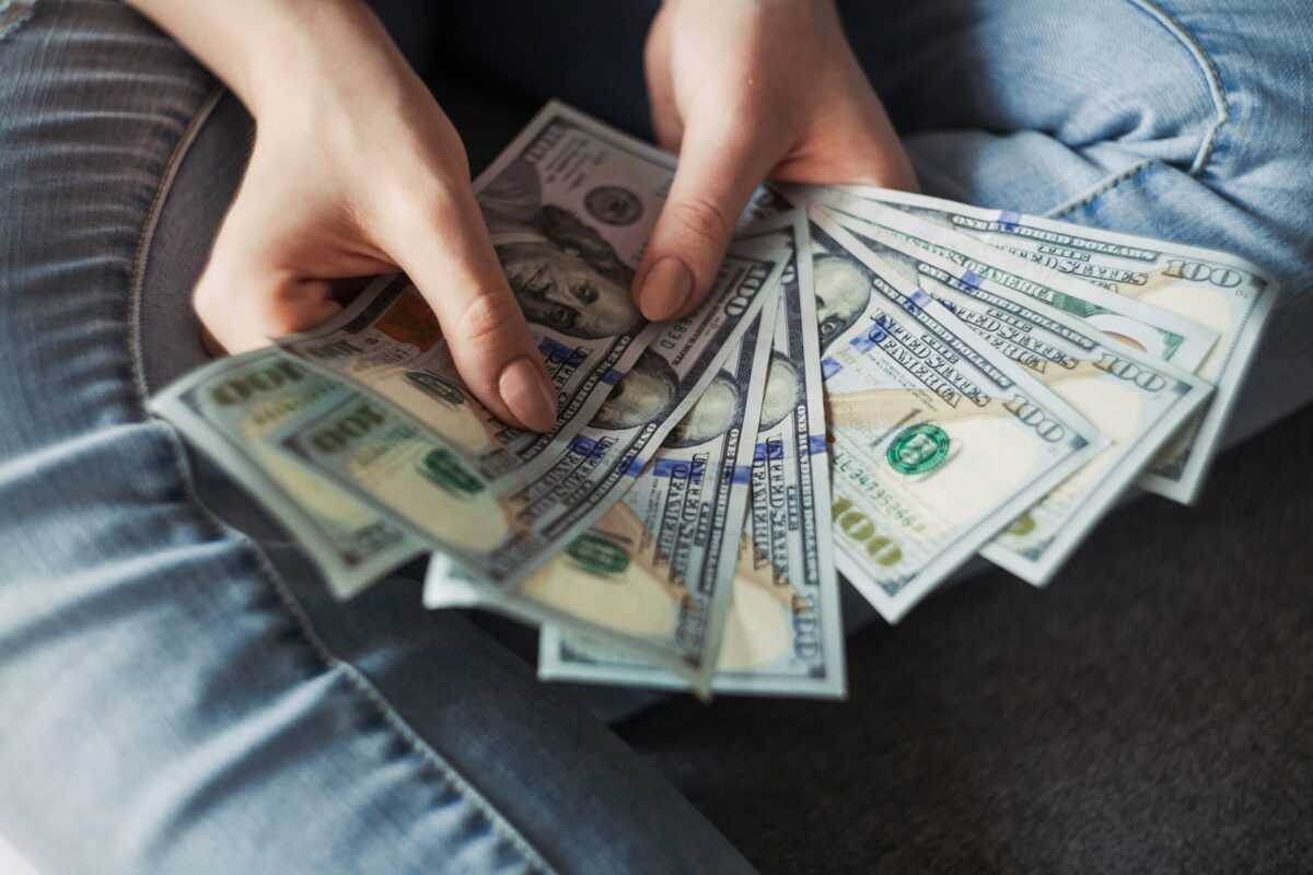 Zwei Hände voller Dollarscheine